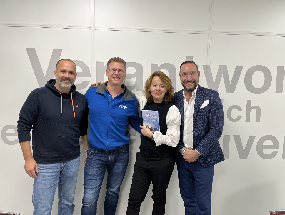 Thamara Truaisch mit dem frisch gedruckten Buch.